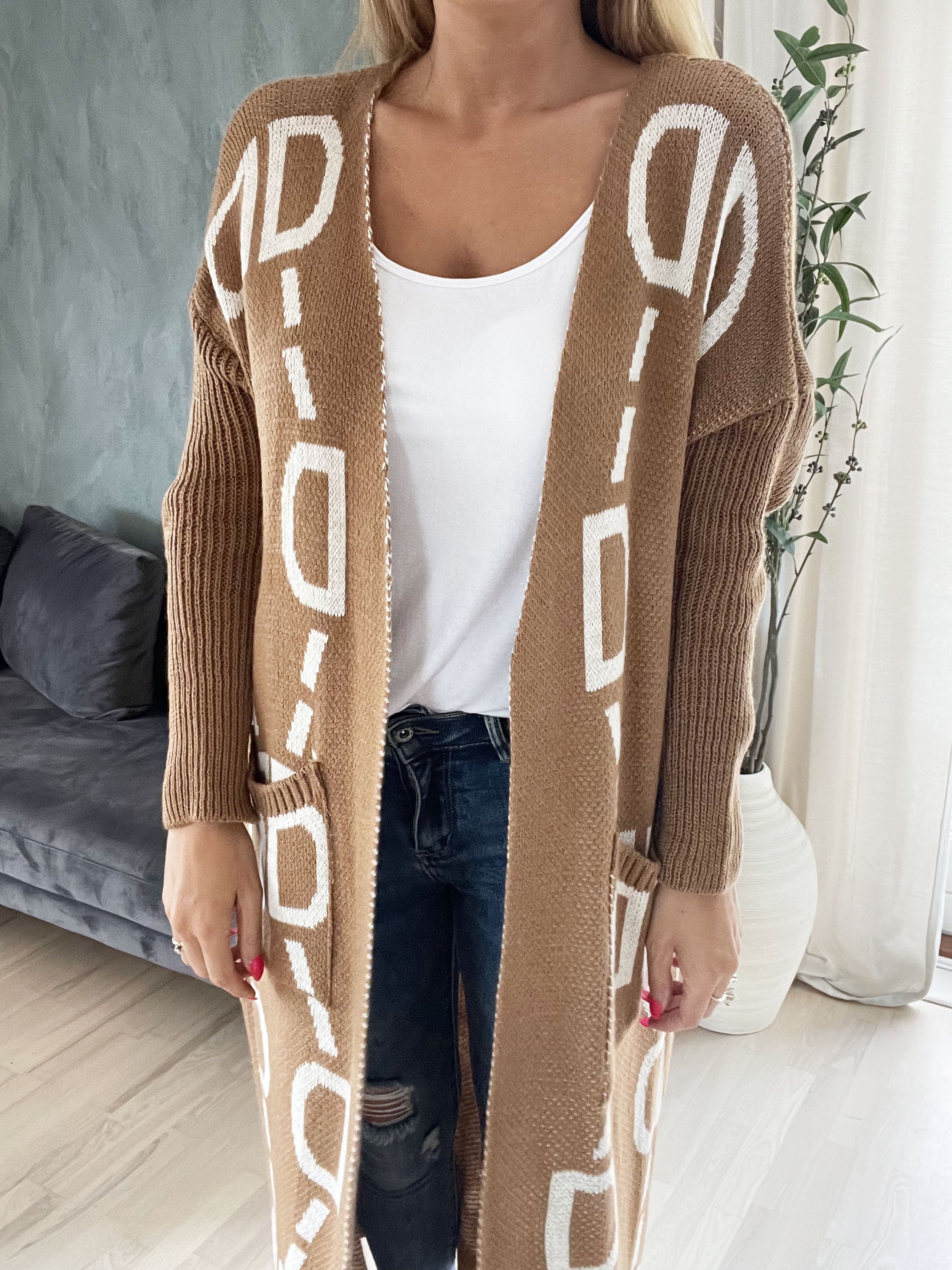 Mandy - Plus size stickad kofta med text och mönster